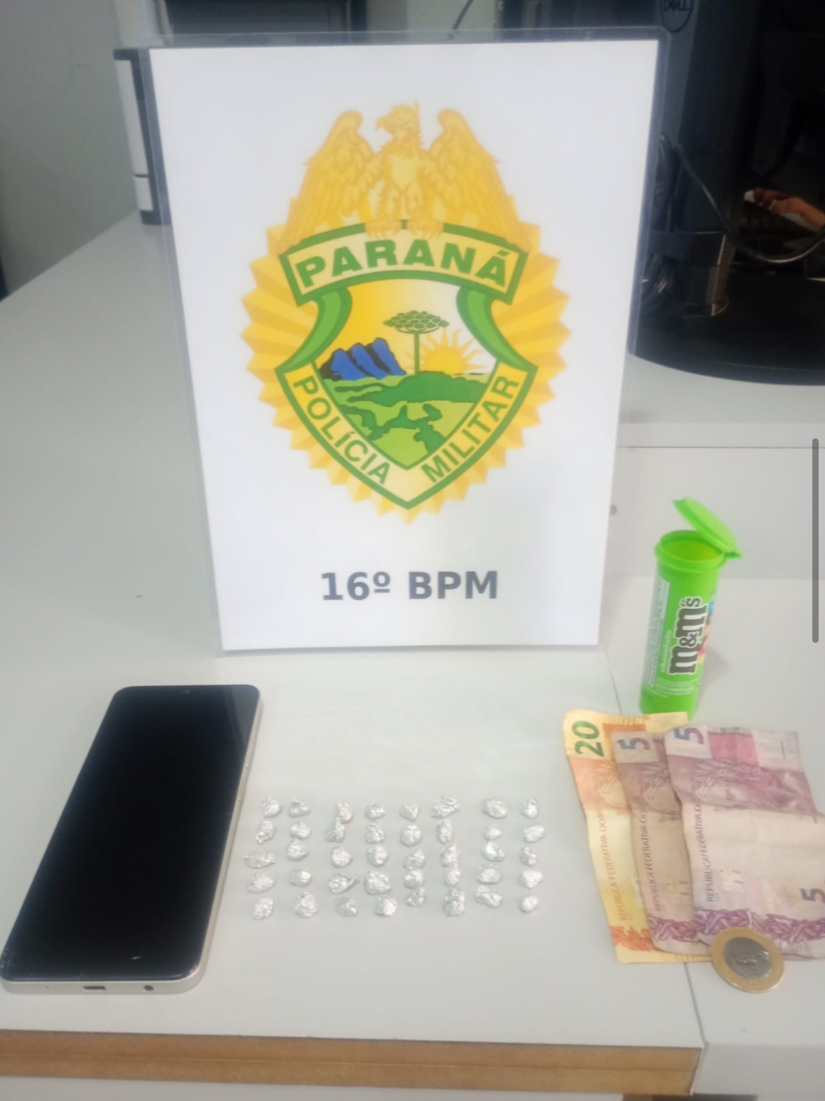 Homem é preso com 40 pedras de crack escondidas em embalagem de doces em Guarapuava  
