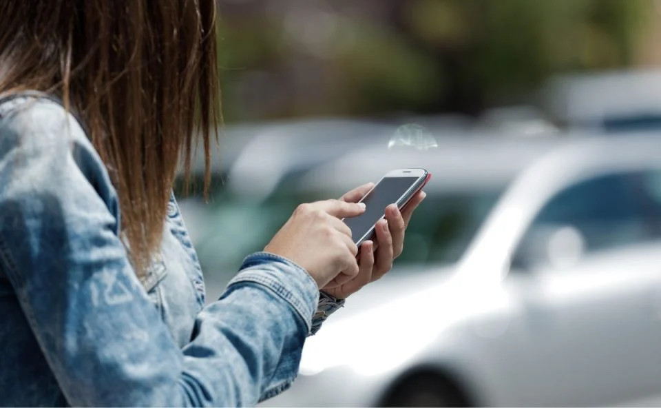 Mulheres devem reforçar cuidados ao usar carros de aplicativo, alerta Secretaria de Segurança do Paraná 